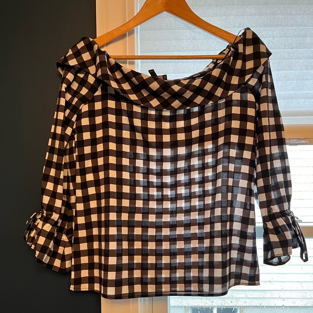 Banana Republic. Off the shoulder. B&W gingham check. Flutter sleeve. Xs.
